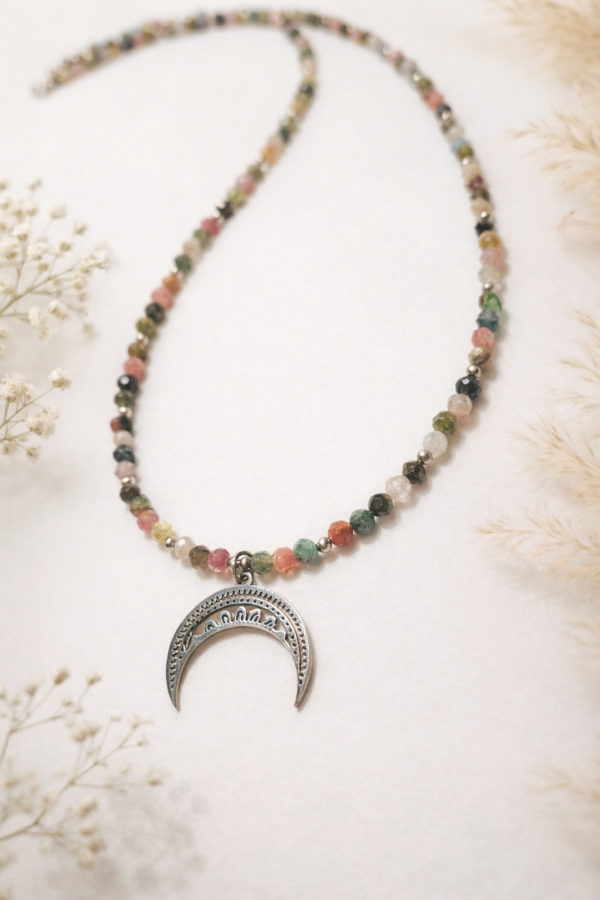 Naszyjnik z turmalinem z zawieszką w kolorze srebrnym