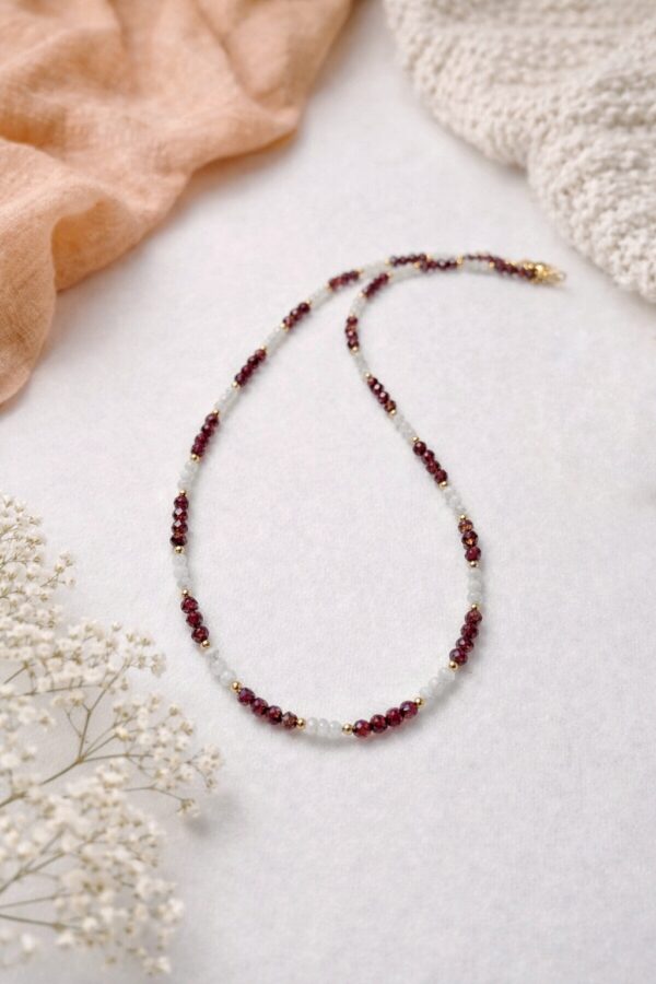 Naszyjnik z kamienia księżycowego i granatu