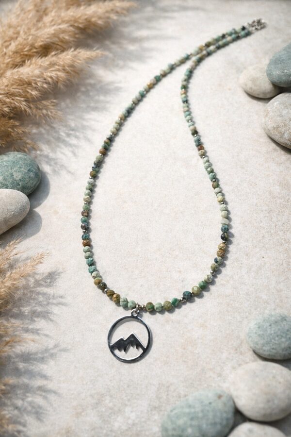 Naszyjnik z turkusu z zawieszką góry