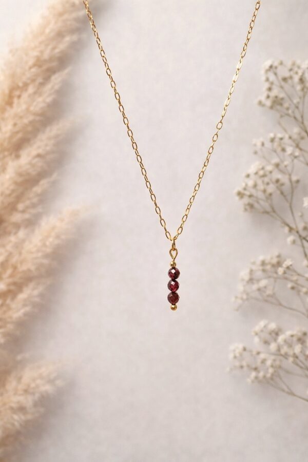 Naszyjnik z granatem na łańcuszku