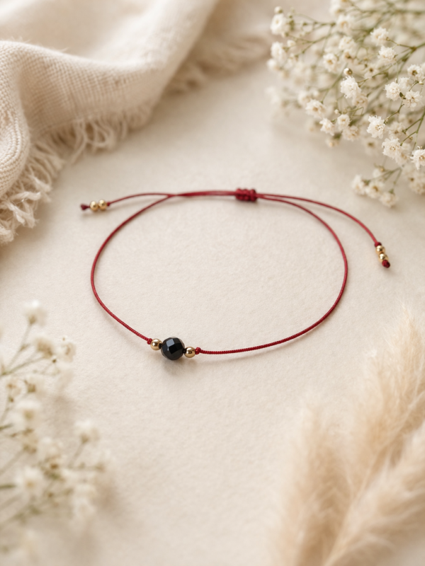 Delikatna bransoletka z turmalinem na czerwonej nici